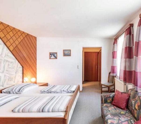 Austria Traveller Hotel Lenzing Buitenkant foto